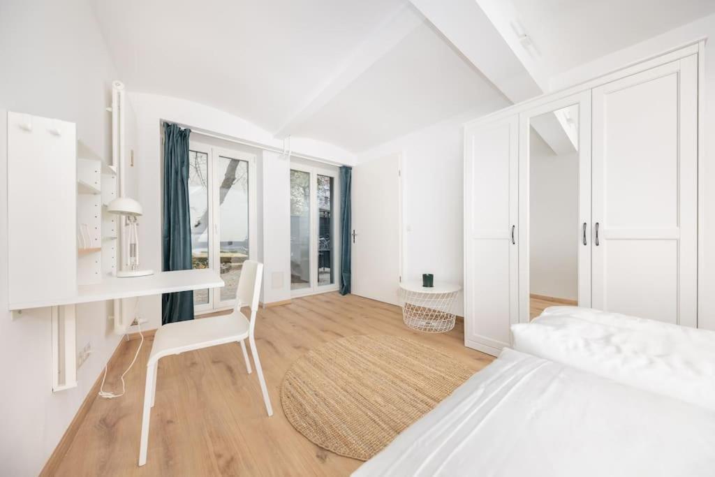 Terrassen-wohnung Am Goerlitzer Park In Kreuzberg Apartment