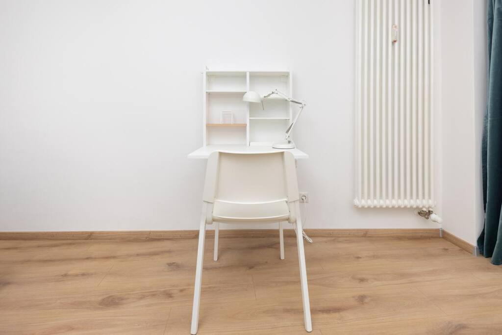 Terrassen-wohnung Am Goerlitzer Park In Kreuzberg Apartment